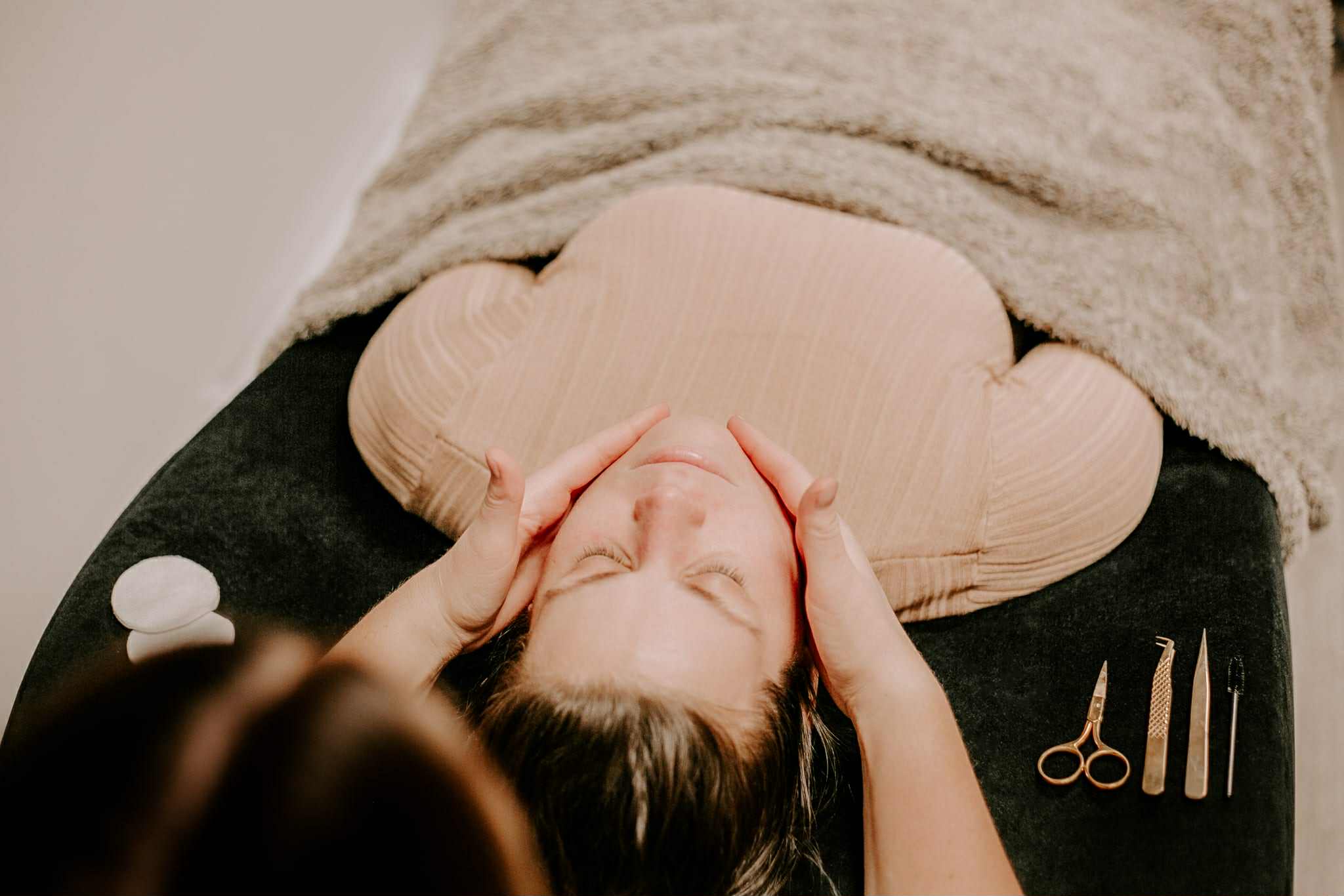 en kund blir milt masserad i ansiktet