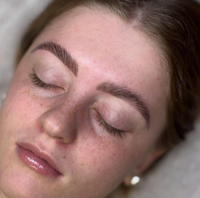 en kunds nyfärgade fransar och bryn