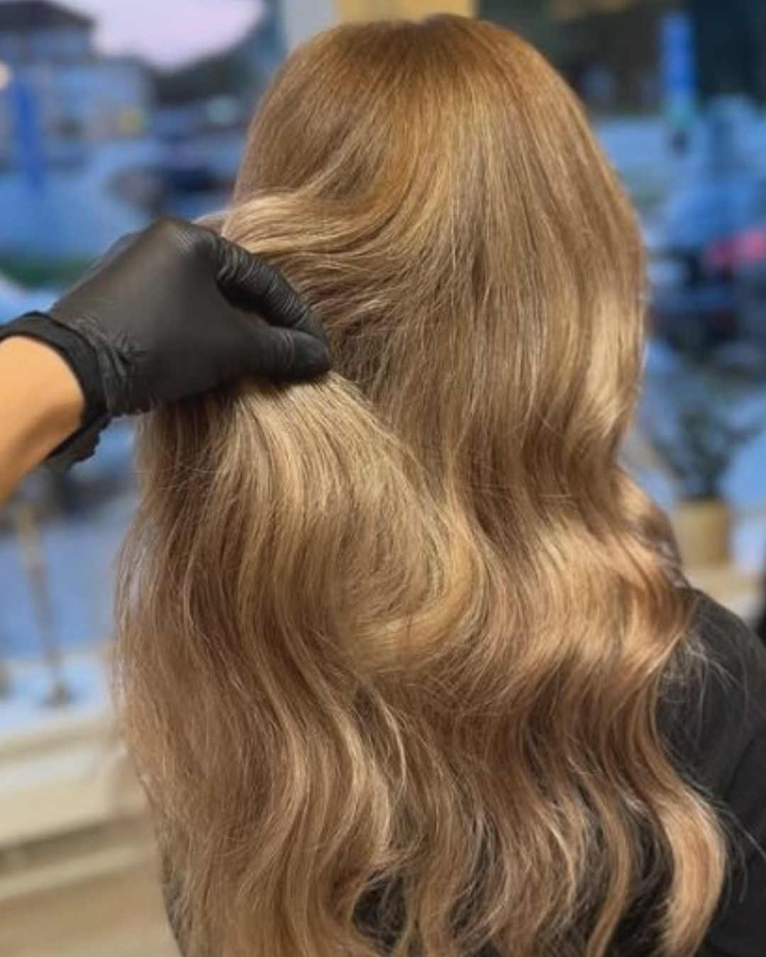 en kunds nyfärgade hår i en mörkblond färg