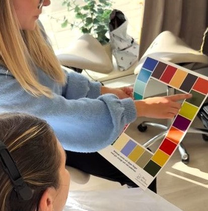 stylisten felicia utför en färganalys till en kund
