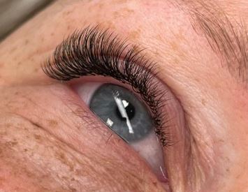 en kunds nygjorda fransar med en fransförlängning