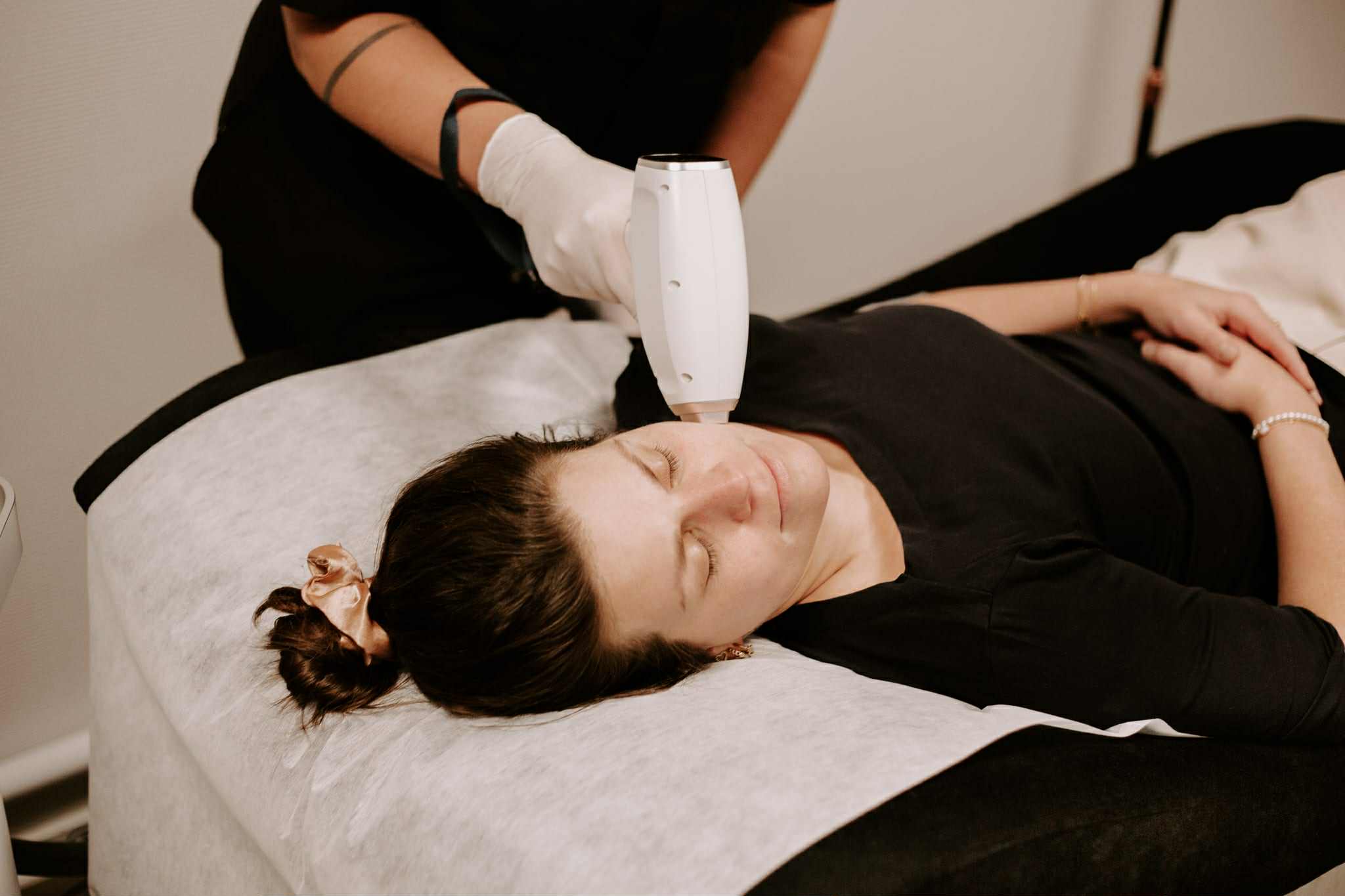 en kund genomför en behandling av hårborttagning med laser