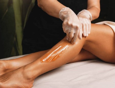 en kunds ben vaxas med sockervax