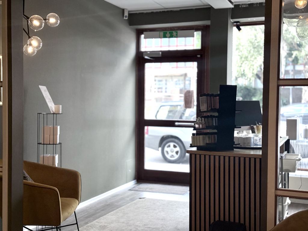 en ljus inbjudande syn ifrån salongen mot entré A