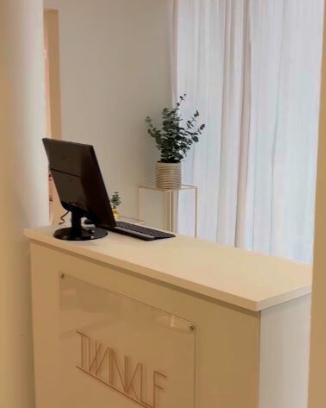 en mjuk och varm syn över receptionen vid entré B