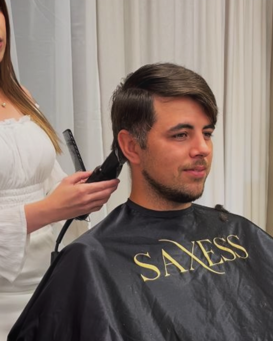 en kund får håret klippt med rakapparat