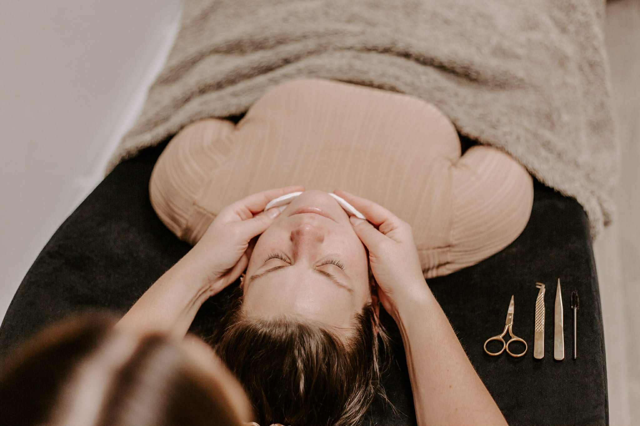 en kund tvättas i ansiktet med bomullspads