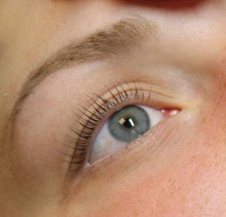 en kunds nybehandlade fransar med en lashlift