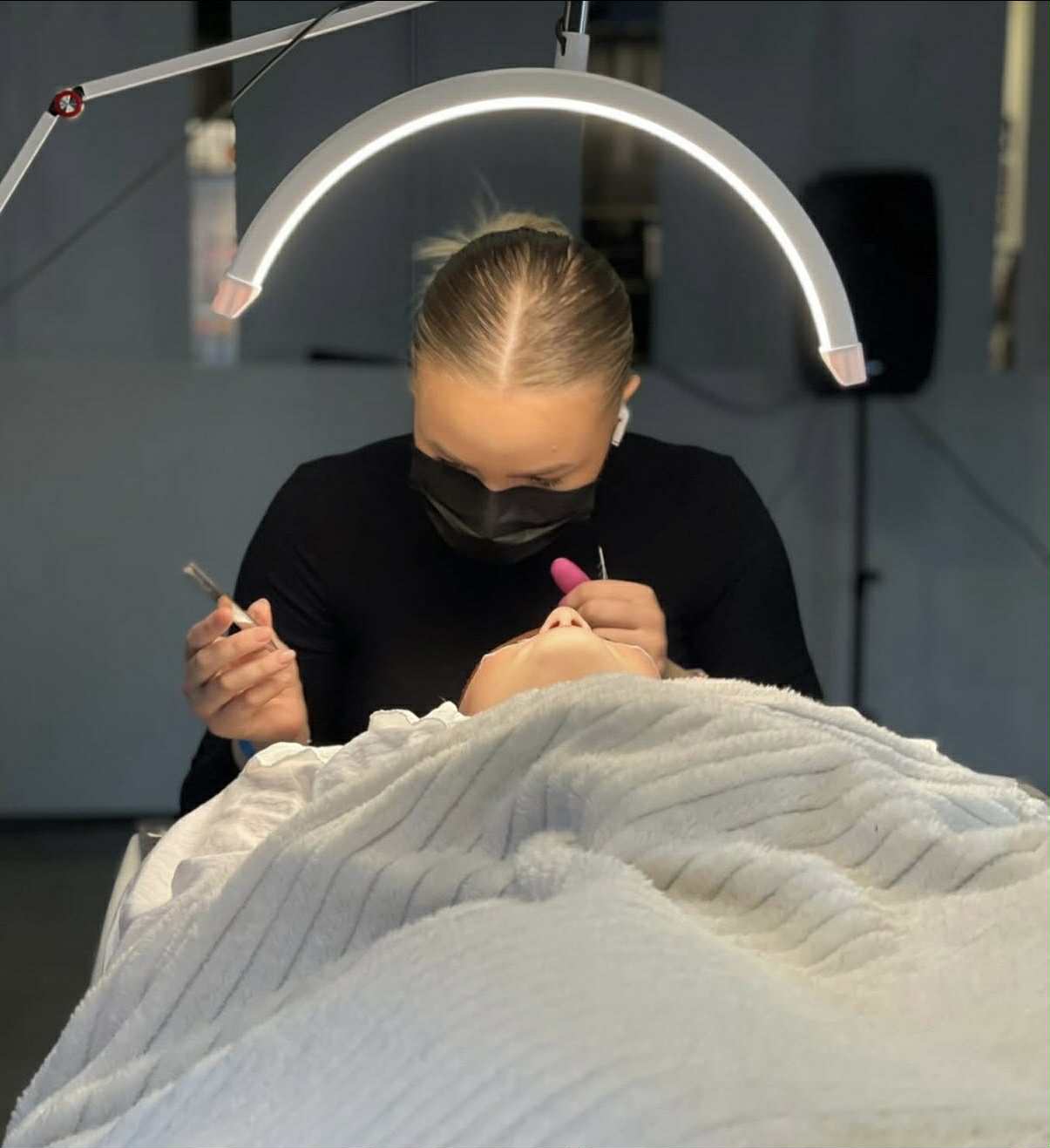 stylisten engla under en fransbehandling på en kund