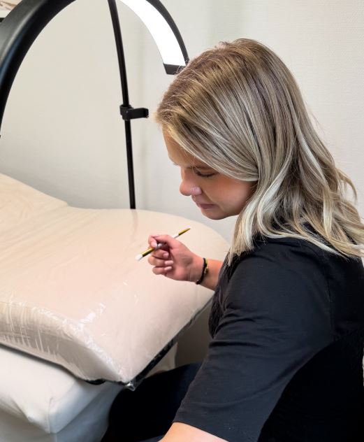 en elev under utbildning vid en av behandlingsbänkarna