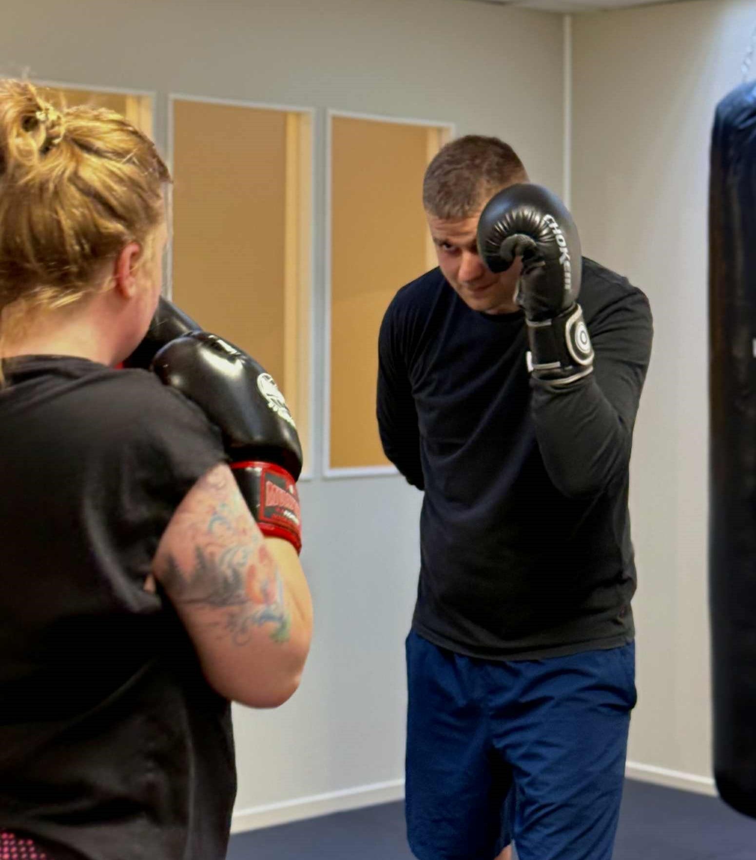 två deltagare under ett thai boxnings pass