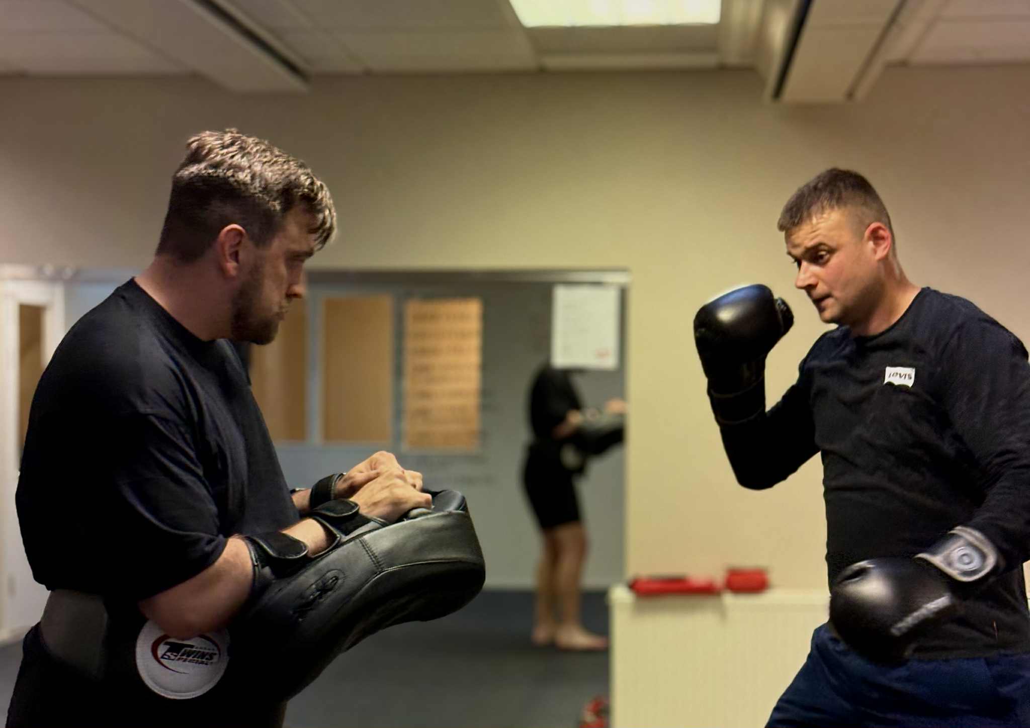 personliga tränaren johan genomför ett thai boxnings pass med en deltagare