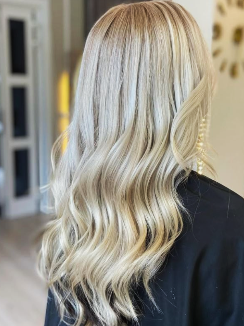 ett nyslingat ljust lockigt hår