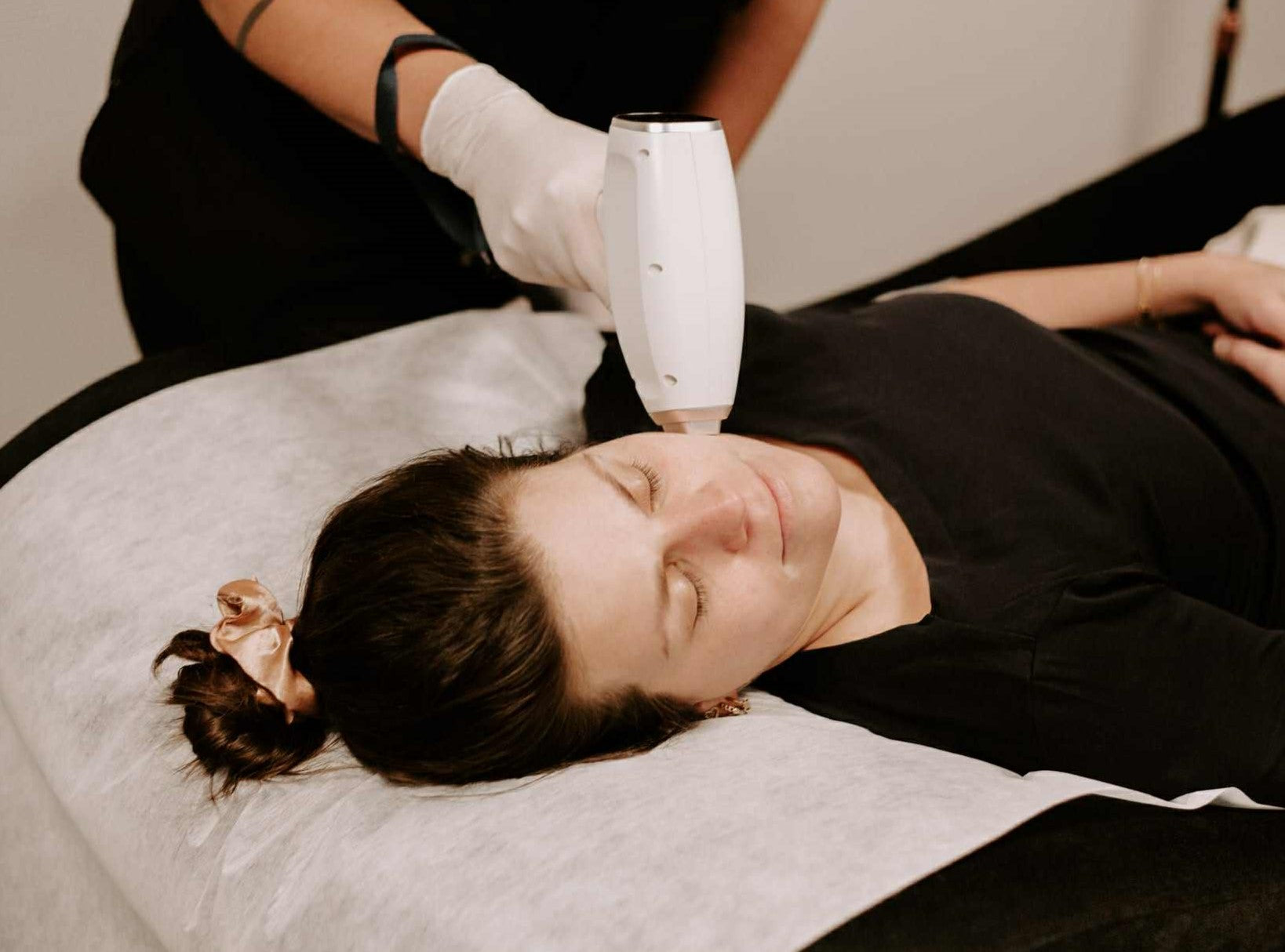 en kund blir behandlad med laserhårborttagning