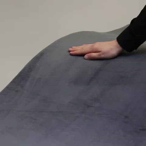 Grå madrass i memoryfoam och sammetslen velour