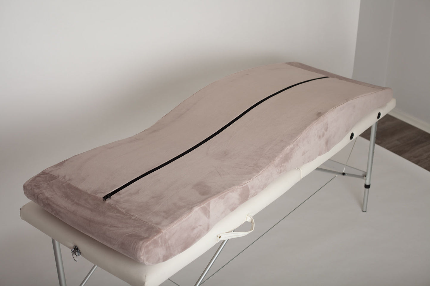 beige skönhetsmadrass men dragkedja under som möjligör tvätt av tyget.